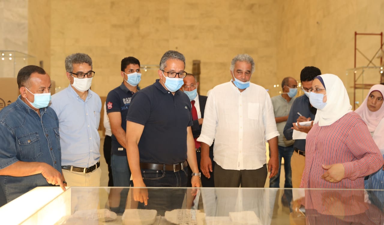 وزير السياحة والاثار