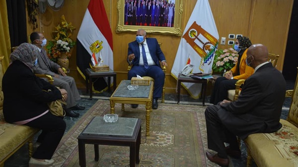 اجتماع محافظ قنا