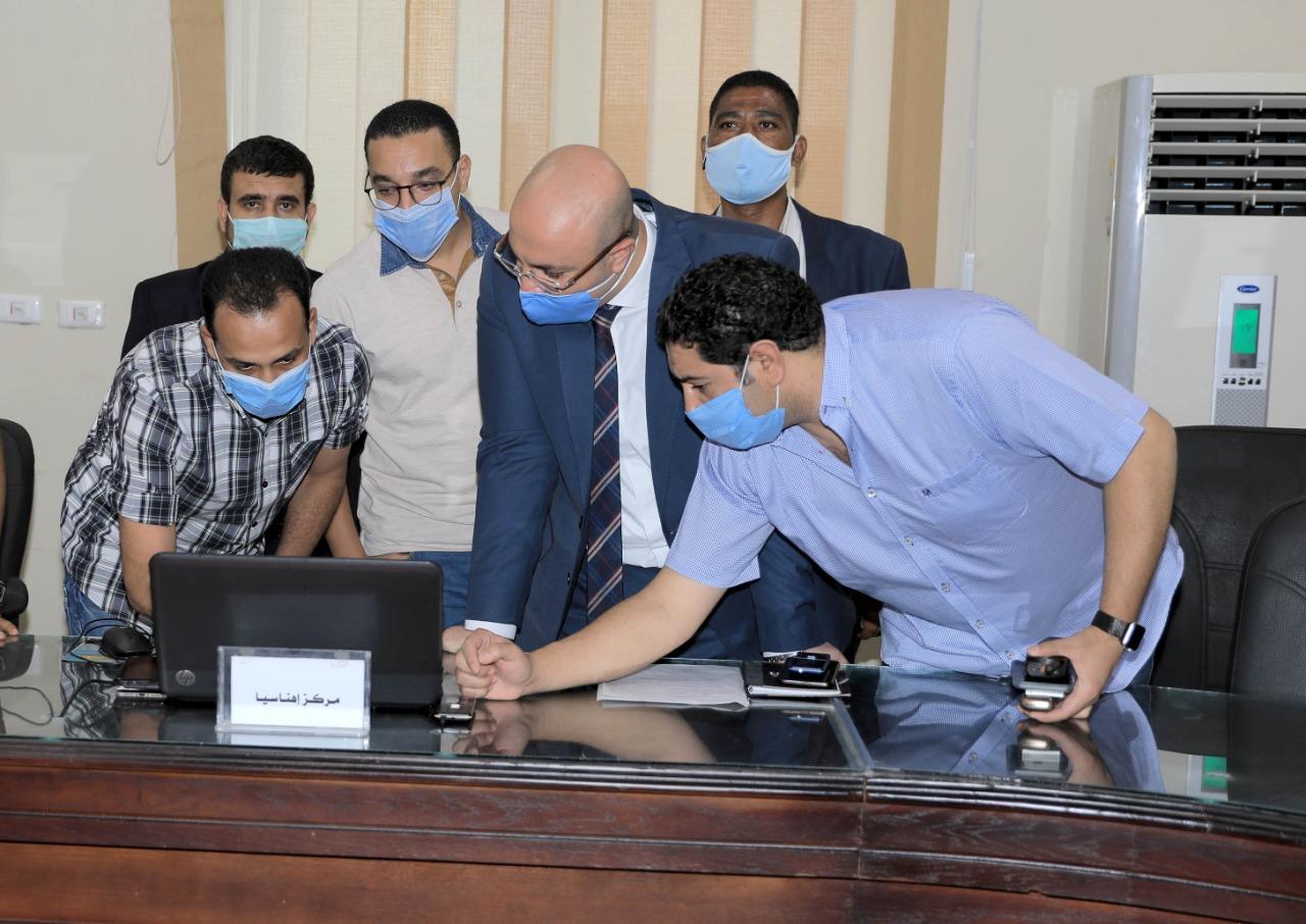 محافظ بني سويف يتفقد سير العمل بغرفة عمليات المحافظة 