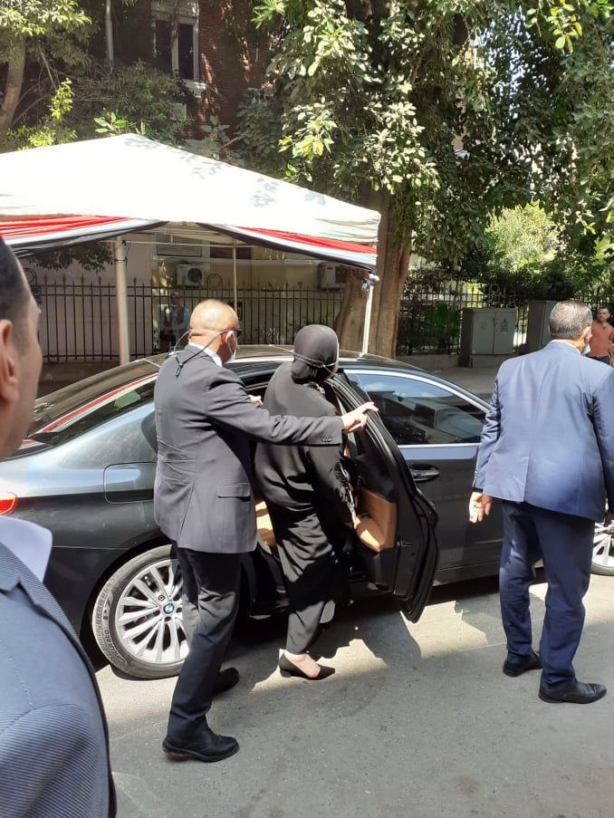 نيفين جامع تدلي بصوتها في انتخابات مجلس الشيوخ