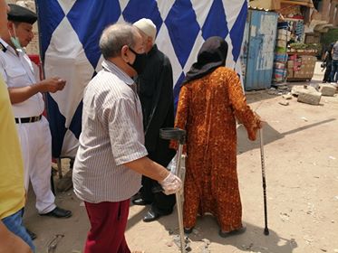 سيدة عجوز وزوجها يشاركان في انتخابات مجلس الشيوخ بالخصوص 