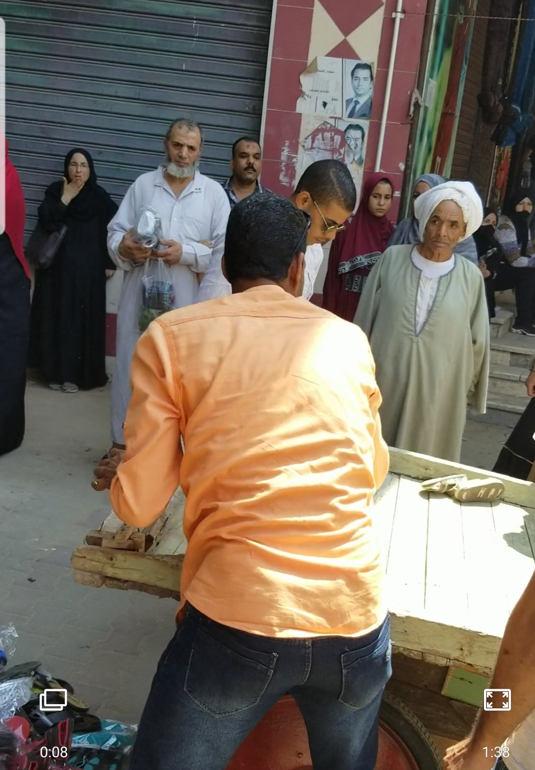 جانب من عملية اخلاء الباعة الجائلين