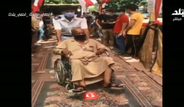 موطن مسن يدلي بصوته