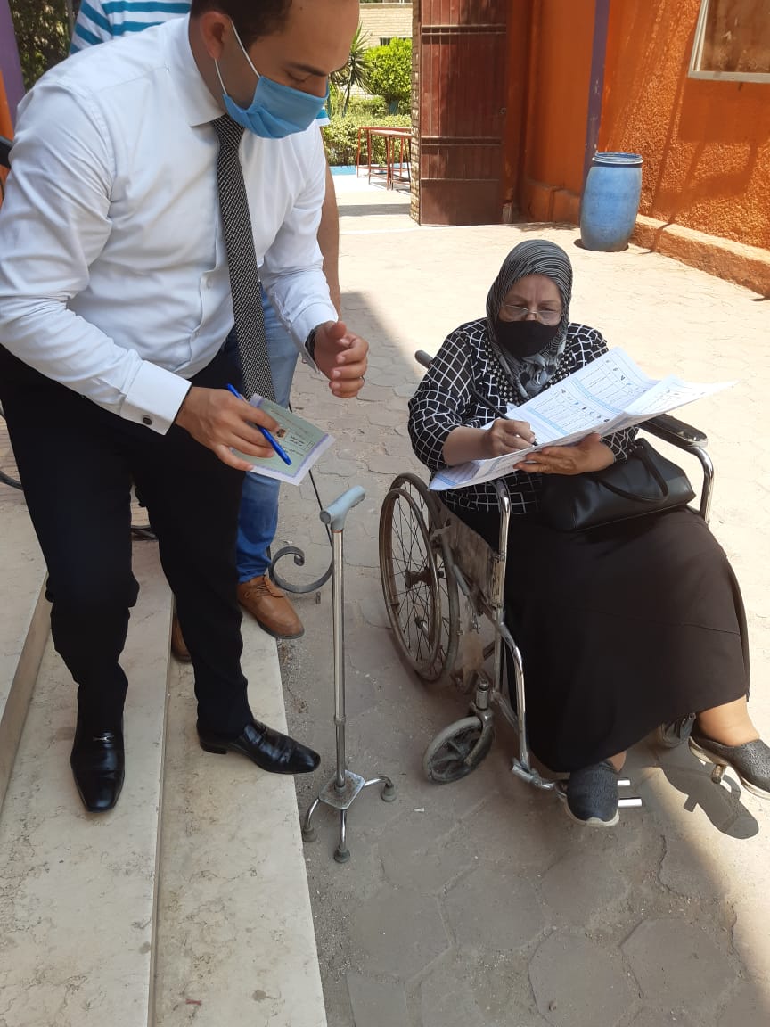 سيدة قعيدة تدلى بصوتها فى انتخابات مجلس الشيوخ 