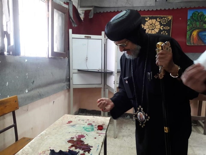 الأنبا مرقص مطران شبرا الخيمة يدلي بصوته - أرشيفية