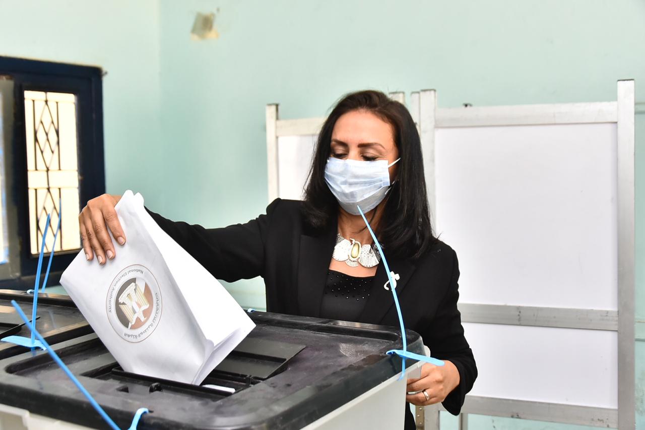 الدكتورة مايا مرسى أثناء الإدلاء بصوتها 