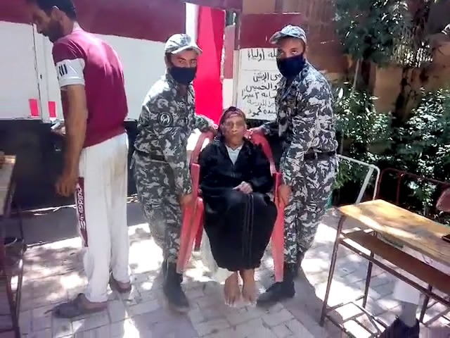 الامن يساعد كبار السن 
