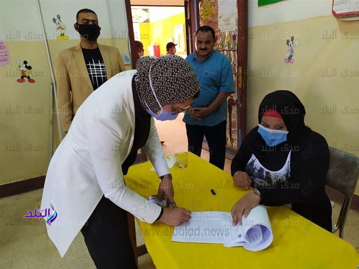 نائب محافظ الوادي الجديد تدلي بصوتها بلجنة بدخلو 
