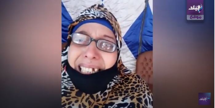 مسنة باكية 