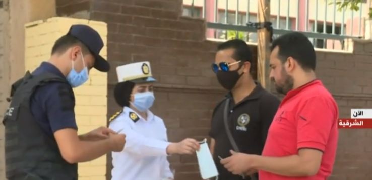 توزيع الكمامات على الناخبين قبل الدخول إلى اللجان بالشرقية