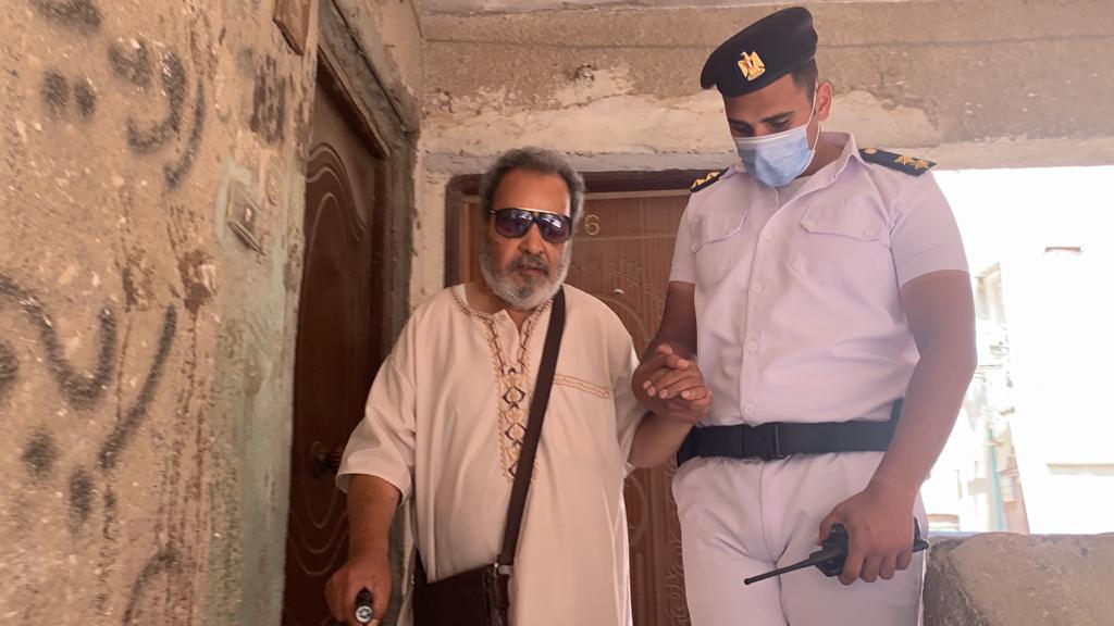 أمن القاهرة ينقل كفيف من مسكنه إلى لجنته بالمقطم