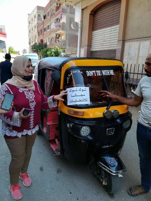 سائق توك توك يتبرع بتوصيل الناخبين مجانا 