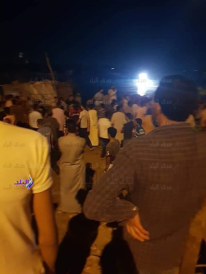 تجمع المواطنين بعد غرق معدية في البحيرة
