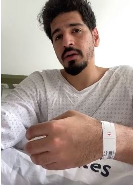 خالد جاد داخل غرفته في المستشفى 
