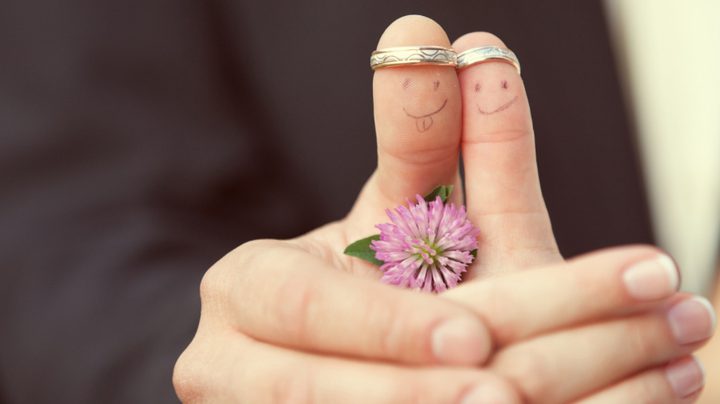 حكم لمس المرأة بعد عقد القران.. أزهري يجيب