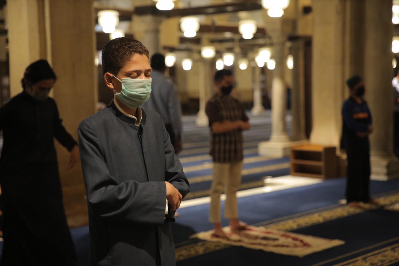 حكم وقوف الإمام بالجلباب أو بنطلون ضيق