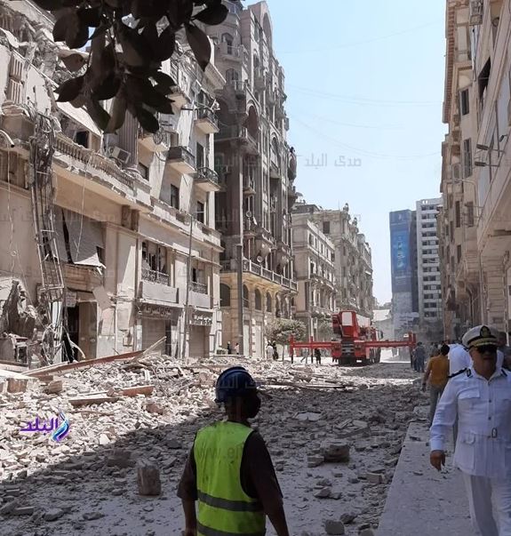 انتشال ٤ أشخاص أحياء من أسفل عقار قصر النيل المنهار