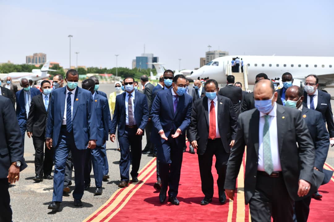 رئيس الوزراء السوداني يرحب بزيارة مصطفى مدبولي لبلاده