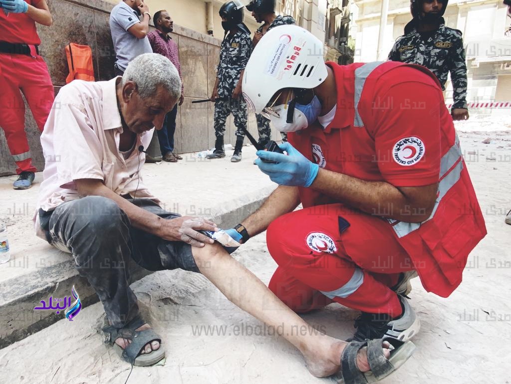 لحظة اسعاف مصاب فى عقار قصر النيل المنهار