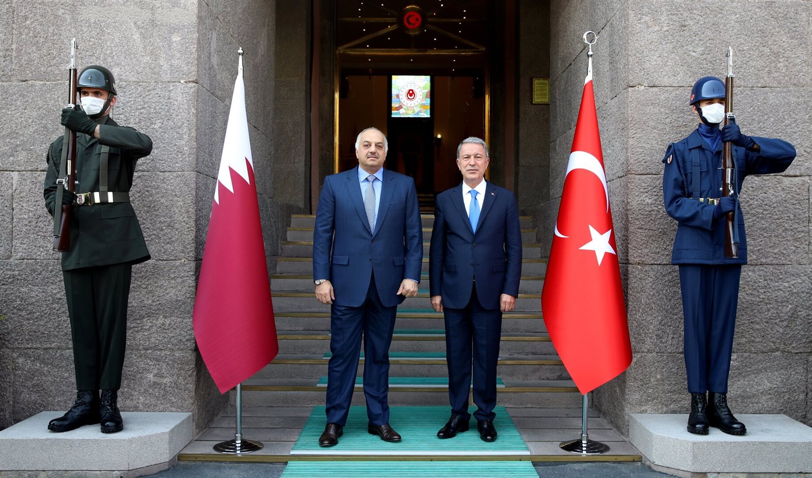 وزيرا دفاع تركيا وقطر 