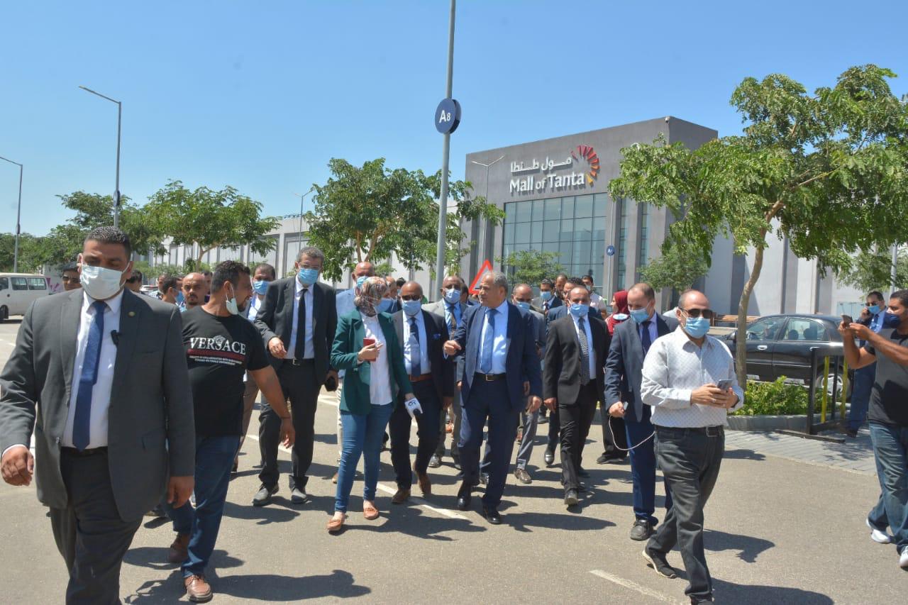 وزير التموين خلال زيارته لطنطا