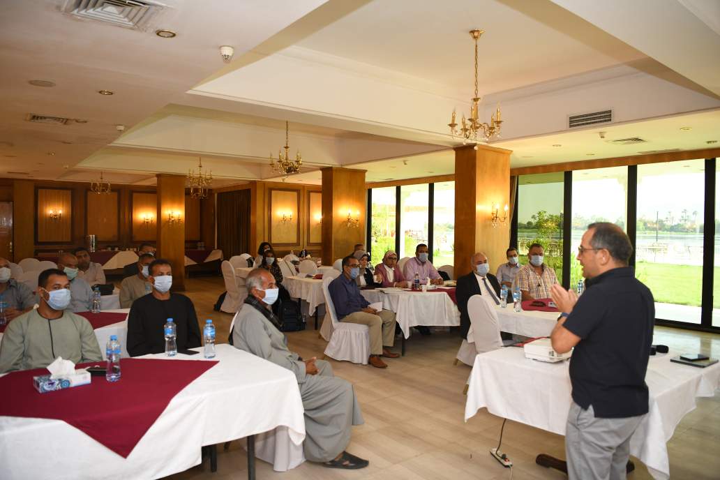 مشاركة محافظ قنا 