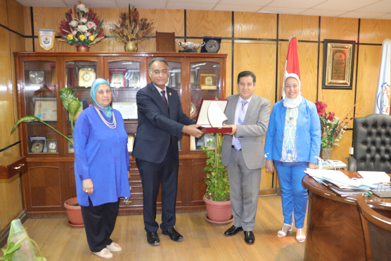 طب بنات الأزهر بالقاهرة تكرم نائب رئيس الجامعة لجهوده