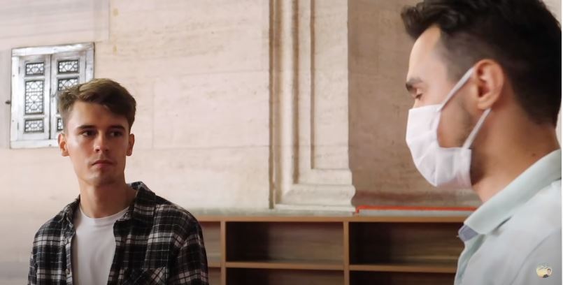 جاي بالفري ينطق الشهادتين في المسجد