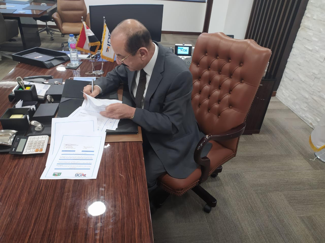 جانب من التوقيع