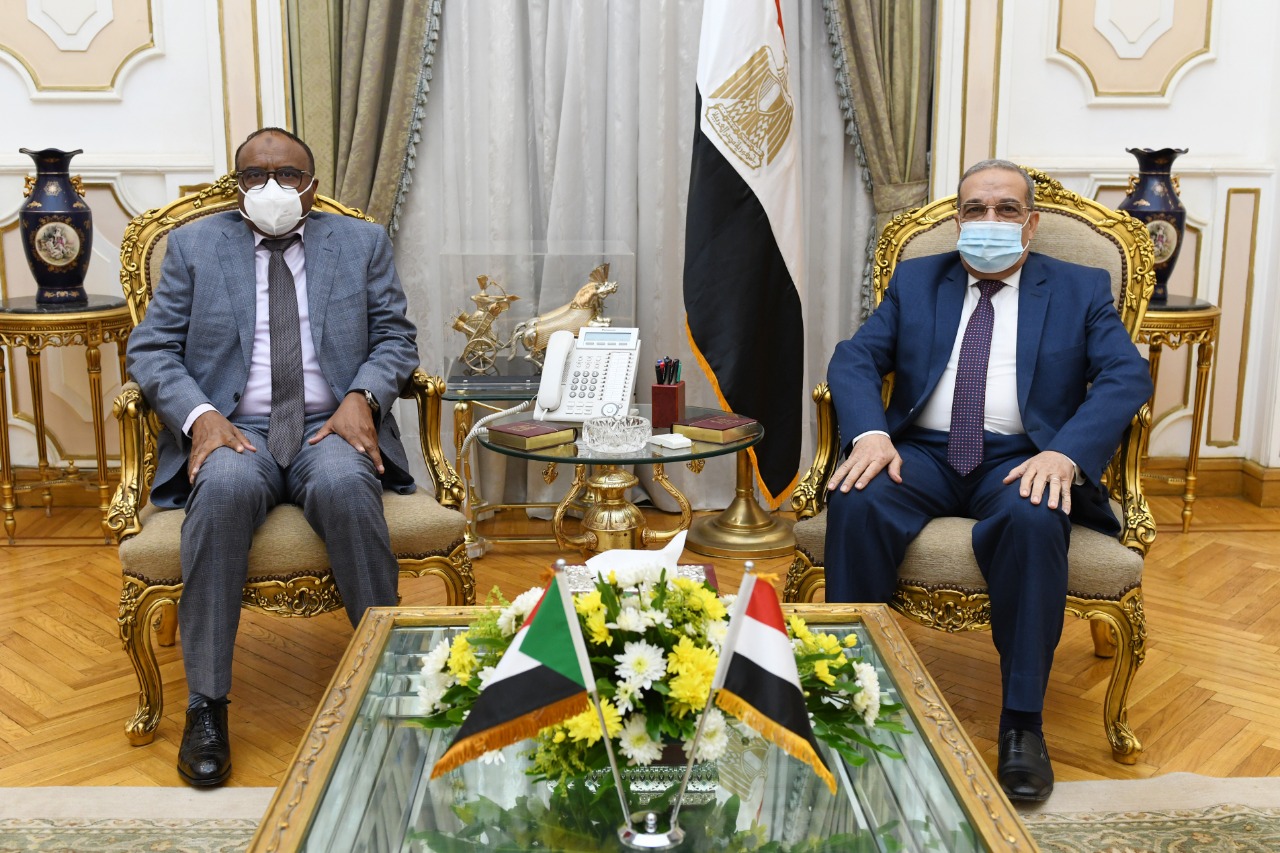 وزير الإنتاج الحربى مع مدير عام الصناعات الدفاعية السودانية 