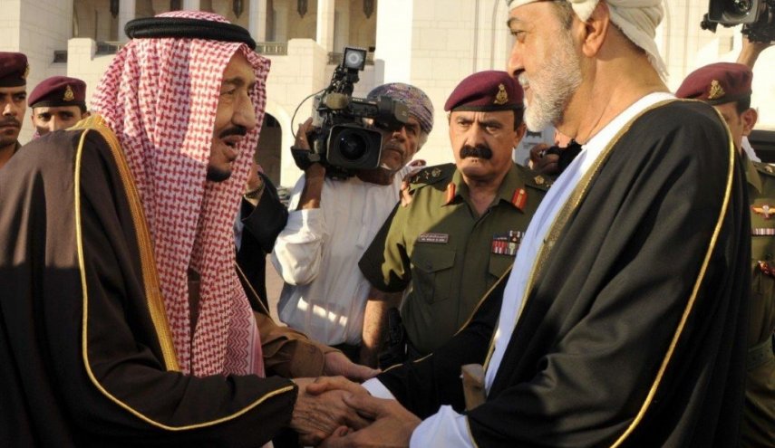 العاهل السعودي يجري اتصالا هاتفيا بـ سلطان عمان
