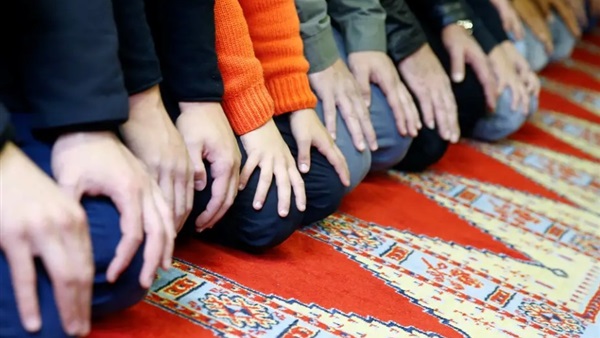 الطريقة الجديدة لوقوف المصلين في صلاة الجمعة