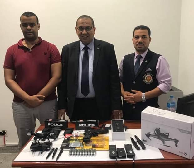 جمارك المطار تضبط طائرة تجسس و2 سلاح أبيض