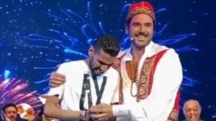 لحظة بكاء مؤمن زكريا على المسرح