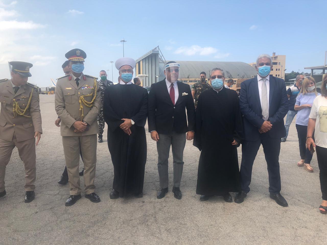 السفير المصري في بيروت ومسئولون لبنانيون يستقبلون الطائرة 