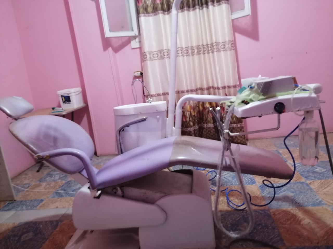الدكتور المزيف..سقوط فني معمل يدير عيادة بمنيا القمح..شاهد