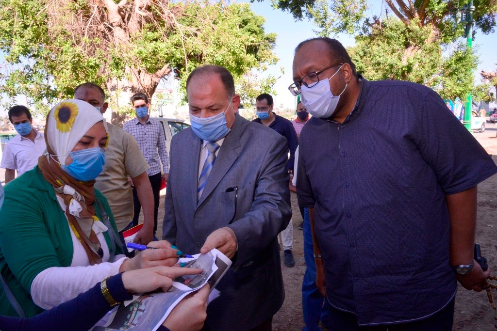 محافظ أسيوط يتفقد تجميل سور محطة مياه التشيك.. صور