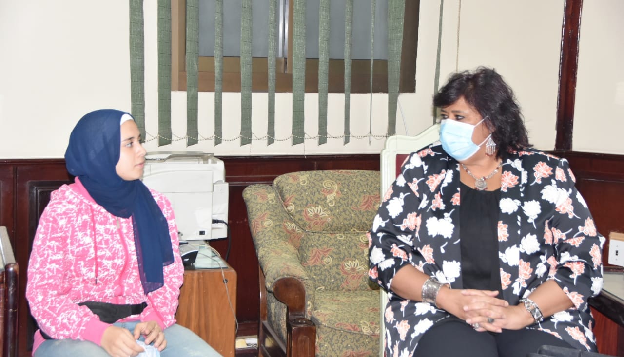 وزيرة الثقافة مع الطالبة بائعة التين