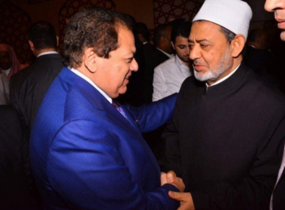 النائب محمد أبو العينين يصافح شيخ الأزهر