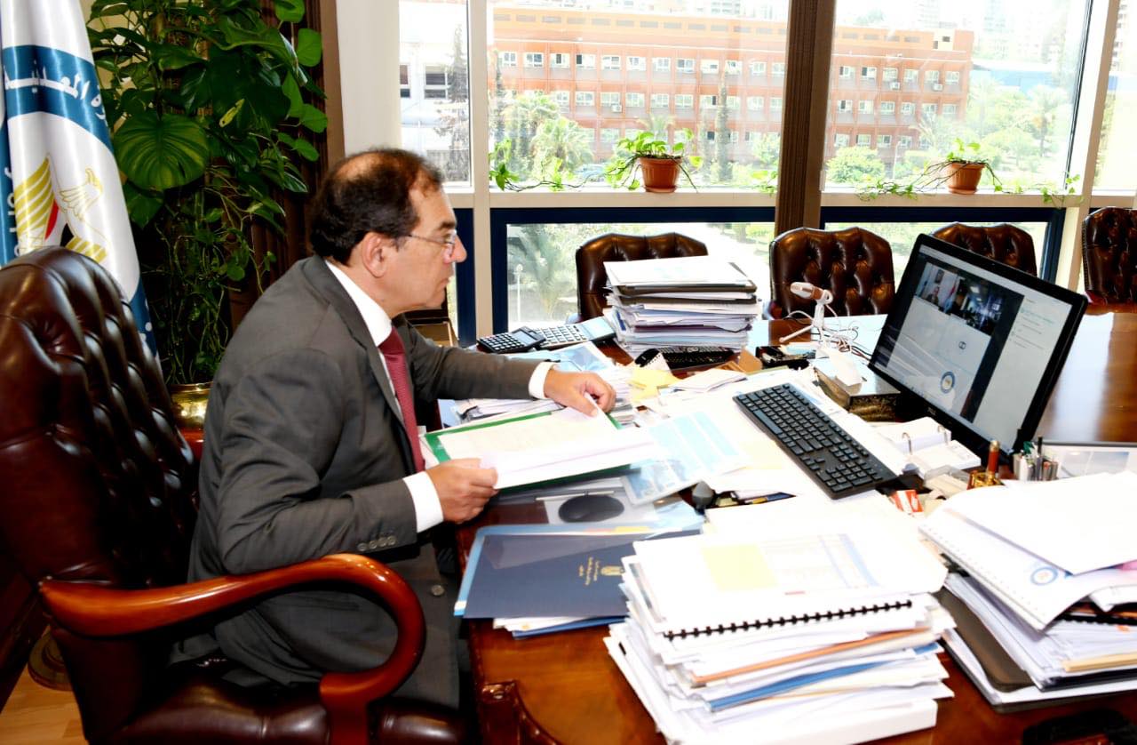 وزير البترول خلال الاجتماع