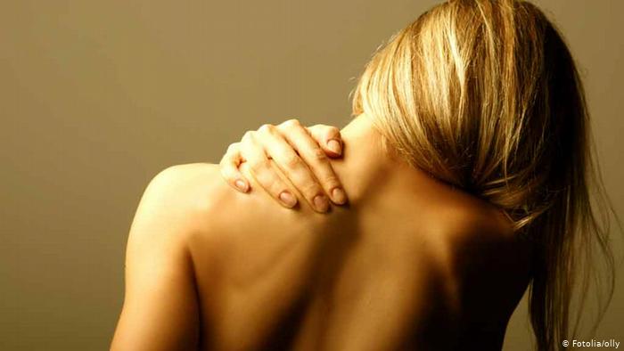 حاسس بكتف أعلى من الاخر.. أكتشف أسباب أكتاف غير متساوية