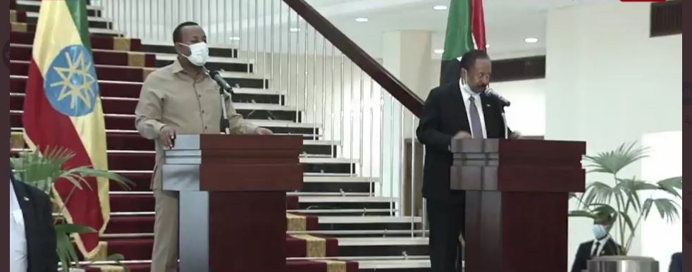 خلال مؤتمر صحفي لحمدوك وأحمد