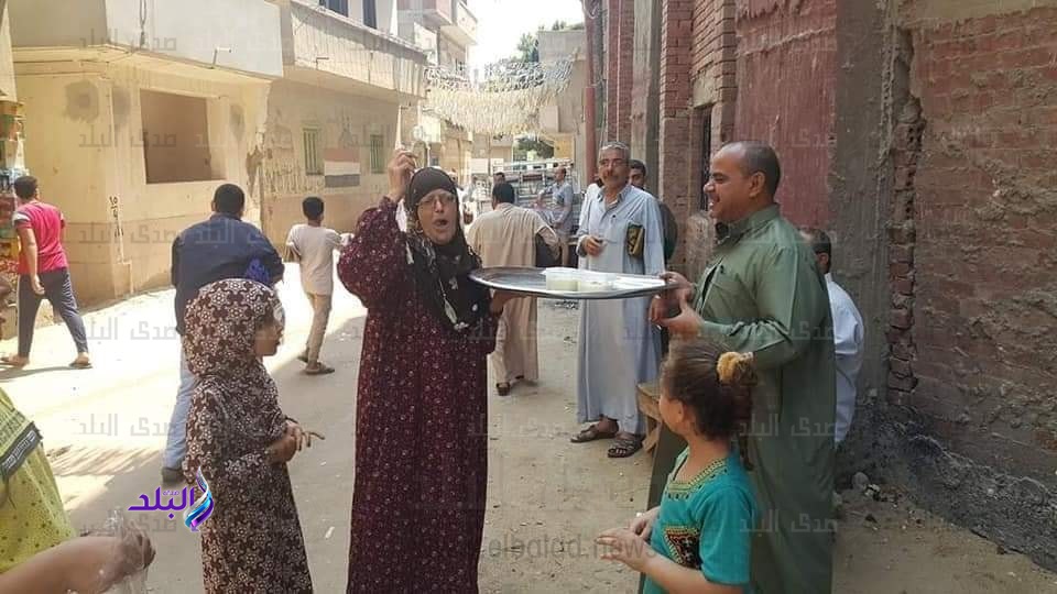 مسنة توزع أرز بلبن علي المصلين بعد صلاة الجمعة في الشرقية 