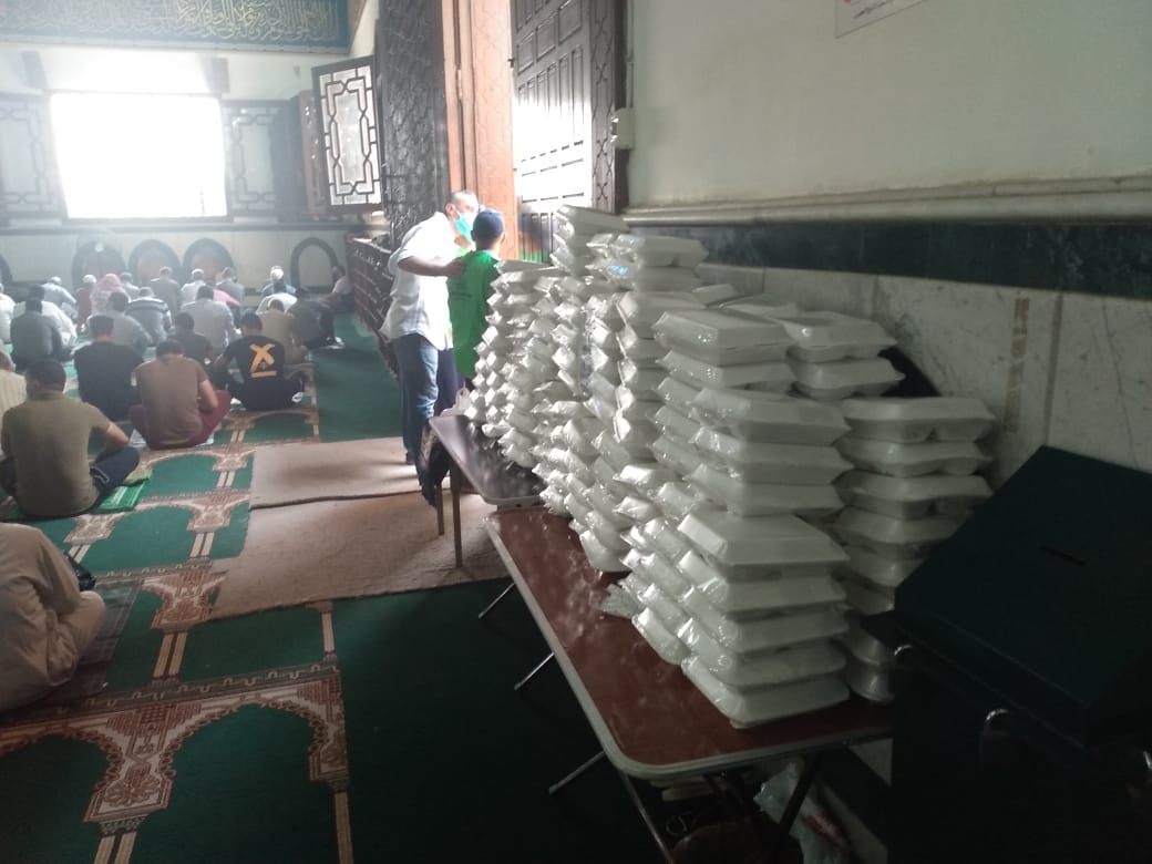 المواطنون بالجيزة يوزعون الوجبات على المصلين المواطنون بالجيزة يوزعون الوجبات على المصلين