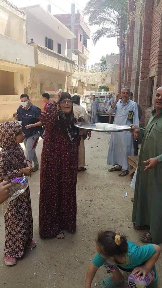 مسنة الشرقية توزع أرز بلبن على مصلي الجمعة