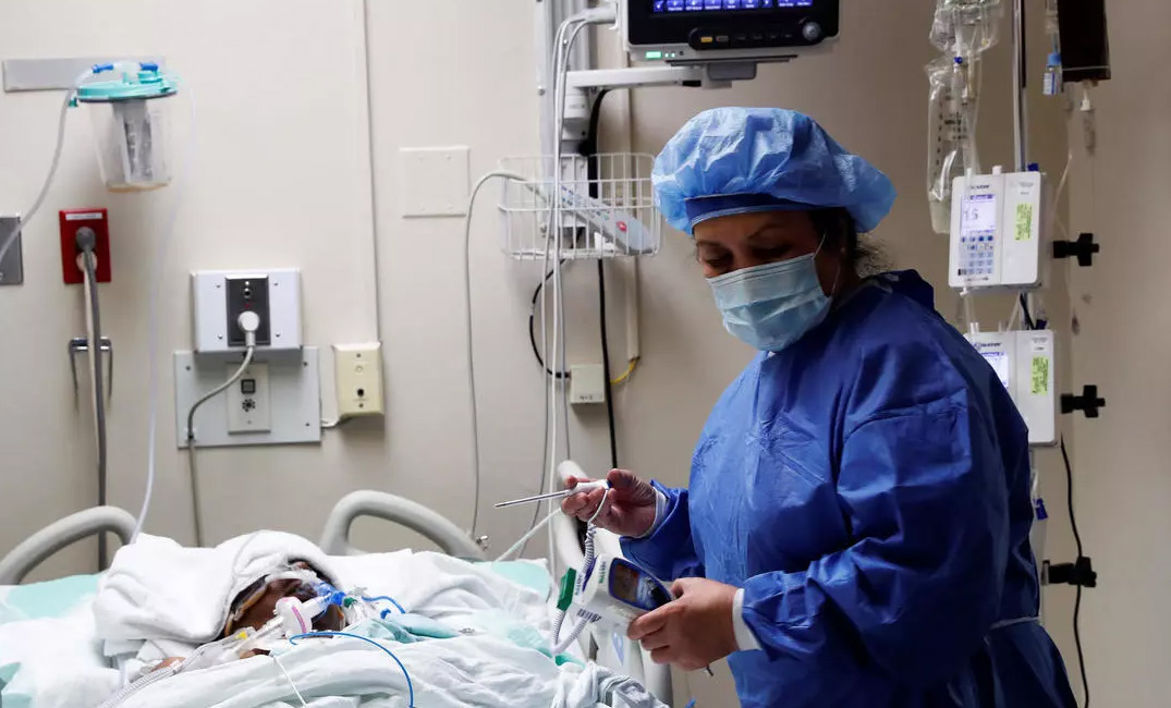 سيدة مصابة بكورونا