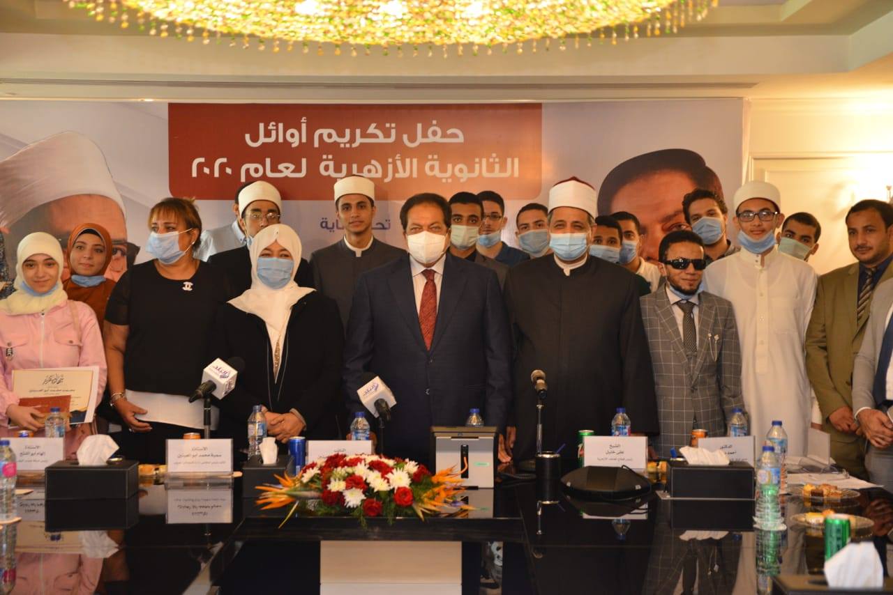 النائب محمد أبو العينين يكرم أوائل الثانوية الأزهرية