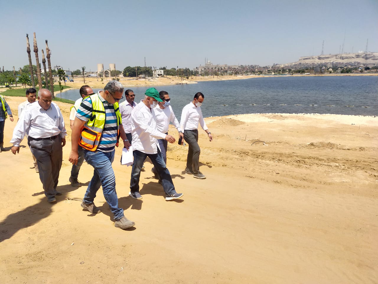  مسئولو الإسكان خلال جولتهم 