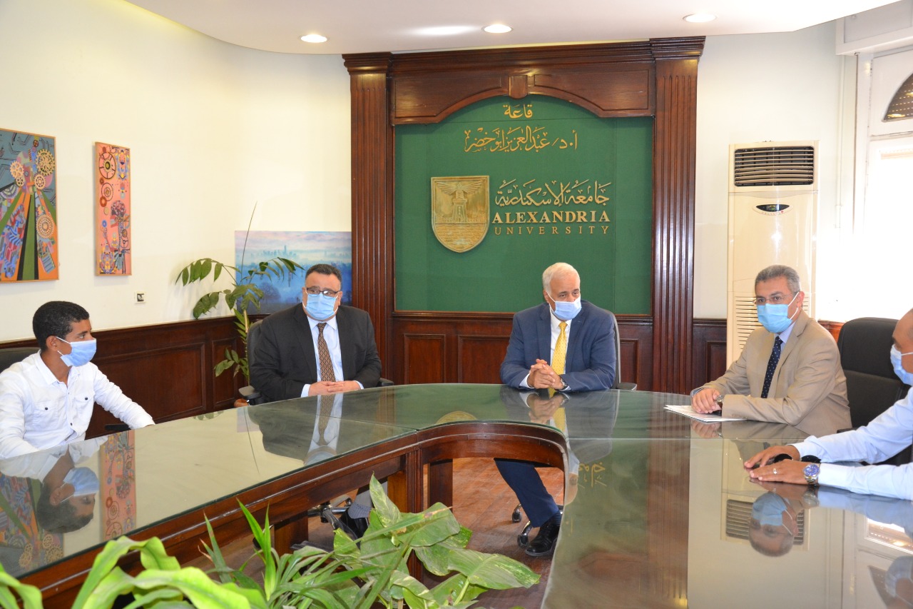 رئيس جامعة الإسكندرية يستقبل الطالب إبراهيم عبد الناصر رئيس جامعة الإسكندرية يستقبل الطالب إبراهيم عبد الناصر