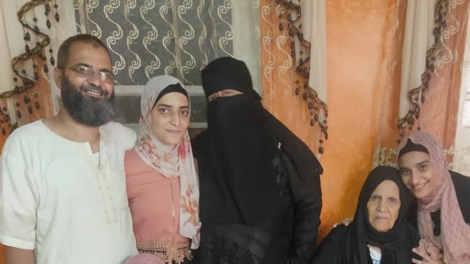الطالبة فاطمة الزهراء وسط أسرتها 